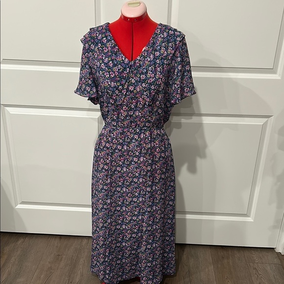 karin stevens Dresses & Skirts - Karin Stevens V Neck Peter Pan Collar  Sheer Flutter Floral Purple Dress Size 10